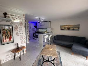 un salon avec un canapé et une table dans l'établissement Seaview Holiday Home Kalkan, à Kalkan