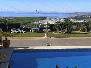 una piscina con vista sull'oceano di Villa Roca - 1st floor a Estepona