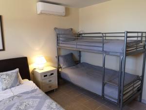 una camera con 2 letti a castello e una lampada di Villa Roca - 1st floor a Estepona Altre 6 foto