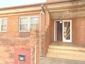 Η πρόσοψη ή η είσοδος του Spacious Luxe Rooms - Prime location in Earlwood & close to shops