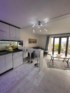 une cuisine avec une table et une salle à manger dans l'établissement Seaview Holiday Home Kalkan, à Kalkan