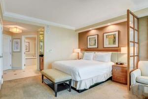 Postel nebo postele na pokoji v ubytování MGM Signature 1BR Condo with Strip & Pool Views