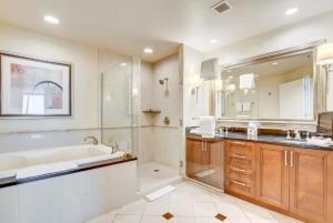 Koupelna v ubytování MGM Signature 1BR Condo with Strip & Pool Views