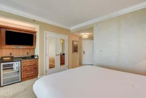 Kuchyň nebo kuchyňský kout v ubytování MGM Signature 1BR Condo with Strip & Pool Views