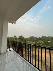 HatikhuliSneha Bhawan Kaziranga的从房子的阳台看到的景色