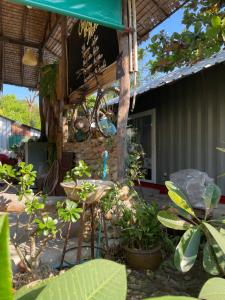 un restaurante con plantas frente a un edificio en Pipin Garden, en Ban Khlong Kloi 10 fotos más