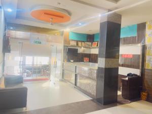 RīngasHotel Sanwariya and Restaurant的客房设有带柜台的厨房 更多11张照片