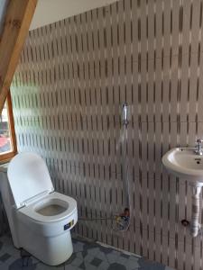 ein Badezimmer mit Toilette und Waschbecken in der Unterkunft Chameleon Eco Farm Stay and Cultural Tours in Lushoto + 84 Fotos