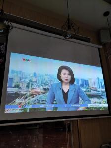 a television screen with a woman on it at Khách Sạn Hiệp Thạnh in Buon Ma Thuot