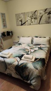 - un lit dans une chambre avec 2 livres dans l'établissement Casa en Bustarviejo con vistas, à Bustarviejo