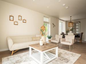 Χώρος καθιστικού στο Pretty Holiday Home in De Koog Texel with Garden