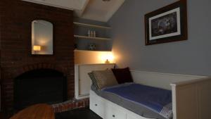 Ένα ή περισσότερα κρεβάτια σε δωμάτιο στο Half a house with Cubby House in Selby near Puffing Billy