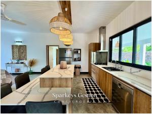 Η κουζίνα ή μικρή κουζίνα στο SG19 Villa Serenity Lux