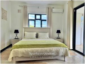 Ένα ή περισσότερα κρεβάτια σε δωμάτιο στο SG19 Villa Serenity Lux