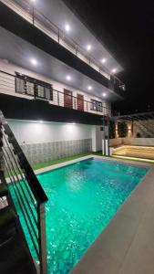 Bazén v ubytování Grand Fountain 2 bedroom unit nebo v jeho okolí