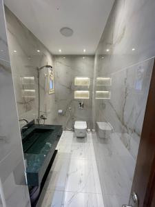 een badkamer met een bad, een toilet en een wastafel bij فيلا شيري in Ain Sokhna