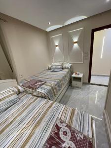 Een bed of bedden in een kamer bij فيلا شيري