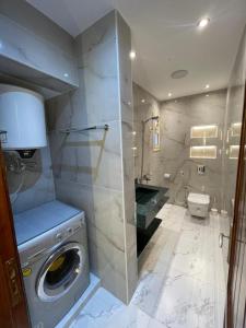 een badkamer met wasmachine en toilet bij فيلا شيري in Ain Sokhna +9 foto's