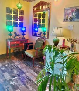 - un salon avec une table, une chaise et un bureau dans l'établissement Fairmont cottage Mukteshwar, à Mukteswar