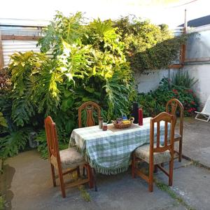 une table avec deux chaises et une table avec une nappe dans l'établissement Alojamiento Monitor Huáscar, à Talcahuano
