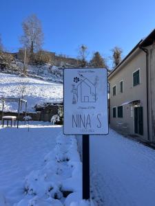 a sign in the snow next to a building at Nina s Casa di Langa in Rocca Ciglie