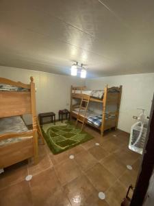 Postel nebo postele na pokoji v ubytování اربد ام قيس طريق درب الاردن