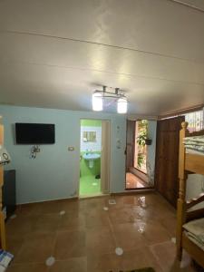 TV a/nebo společenská místnost v ubytování اربد ام قيس طريق درب الاردن + 3 fotografie