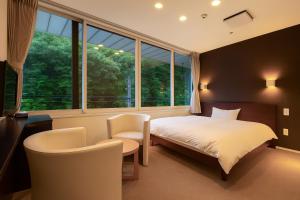 Un dormitorio con una cama, una silla y una ventana en Shoenso Hozugawatei, en Kameoka 81 fotos más