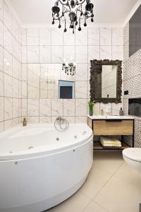 Koupelna v ubytování Arcadia Beach Terrace Apartments + 80 fotografií