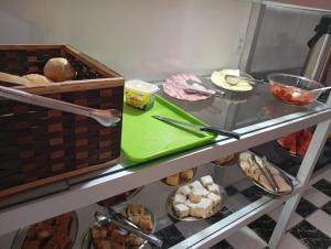 um balcão de vidro com alguns doces em uma prateleira em Mundial Hotel em Goiânia mais 20 fotografias