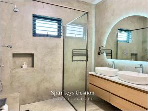 Et badeværelse på SG19 Villa Serenity Lux + 14 billeder