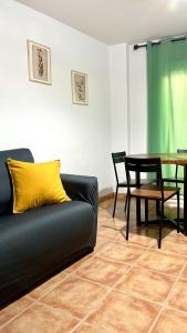 ein Wohnzimmer mit Sofa und Tisch in der Unterkunft Casa MªÁngeles in Puebla de Arenoso