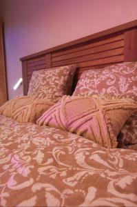 a bed with two pillows on top of it at Lunéa - Suite Premium avec Spa et Sauna in Dompierre-sur-Besbre