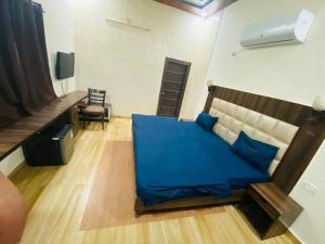 um quarto com uma cama com um lençol azul em Hotel White affordable Stay - Near Taj em Agra mais 8 fotografias