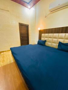 uma grande cama azul em um quarto com em Hotel White affordable Stay - Near Taj em Agra