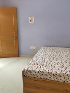 una camera da letto con un letto e una porta aperta di Mayaloka cafe & stays a Kasol