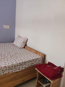 una piccola camera da letto con un letto e un tavolo di Mayaloka cafe & stays a Kasol