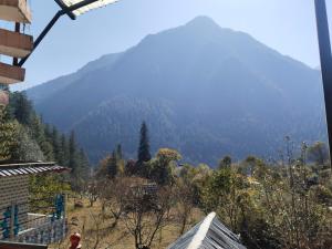 una vista su una montagna da una casa di Mayaloka cafe & stays a Kasol