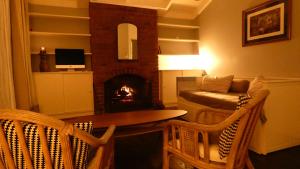 Μια τηλεόραση ή/και κέντρο ψυχαγωγίας στο Half a house with Cubby House in Selby near Puffing Billy