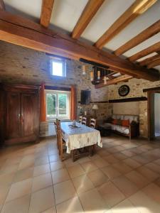 ein Esszimmer mit Tisch und Couch in der Unterkunft La Galina in Saint-André-dʼAllas