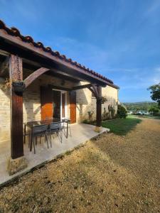 eine Terrasse mit Stühlen und einem Tisch in einem Gebäude in der Unterkunft La Galina in Saint-André-dʼAllas + 11 Fotos