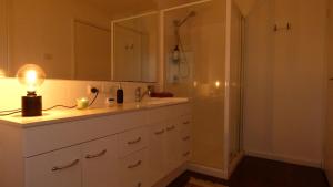 Ένα μπάνιο στο Half a house with Cubby House in Selby near Puffing Billy +17 φωτογραφίες