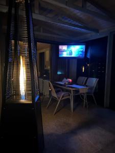 Μια τηλεόραση ή/και κέντρο ψυχαγωγίας στο apartament z jacuzzi sępopol