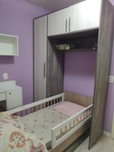 Una cama o camas en una habitación de Bento Gonçalves Bairro Progresso Casa ampla 3 quartos