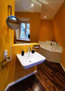 une salle de bains avec lavabo et baignoire dans l'établissement Kristian, à Thannhausen