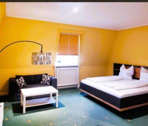 une chambre avec un lit et un canapé dans l'établissement Kristian, à Thannhausen