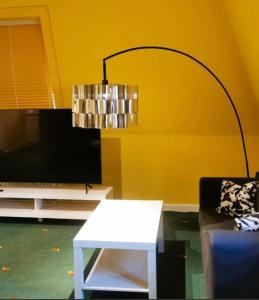 un salon avec une lampe et une table basse dans l'établissement Kristian, à Thannhausen