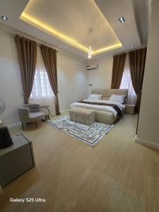 Giường trong phòng chung tại Decorum Apartments