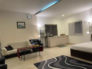 ein Wohnzimmer mit Sofa und Tisch in der Unterkunft Rural stay Baan mea pen in Ban Pang Mung