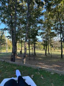 Villa Aria في Bosanska Krupa: شخص يستلقي على مقعد في الحديقة